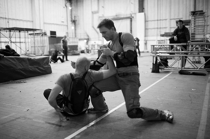 Daniel Craig learning Krav Maga for his role as James Bond - photo from 007.com